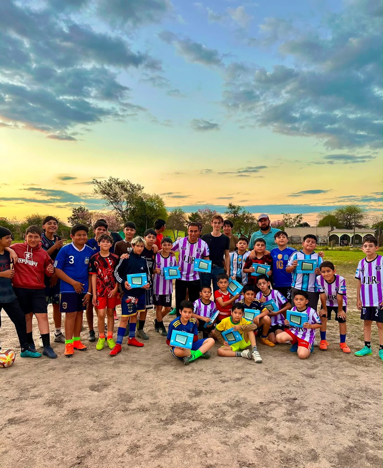 Los chicos de J.I.R. recibiendo los 12 reflectores